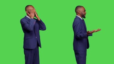 Kızgın öfkeli girişimci stüdyoda tartışıyor, kamera önünde agresif ve saldırgan davranıyor. Erkek şirket çalışanı yeşil ekranda kavga ederken rahatsız ve kızgın hissediyor..