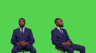 Şirket girişimcisi ofis koltuğunda oturmuş bir şey bekliyor, yeşil perde arkasında iş elbisesi giyiyor. Girişimci stüdyoda şık ve kendinden emin hisseder..