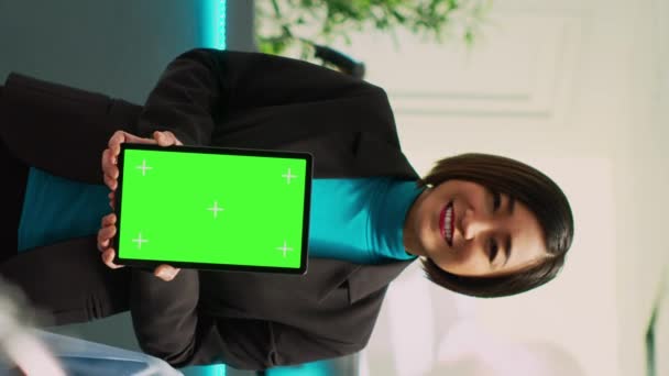 Vídeo Vertical Assistente Loja Asiática Usando Exibição Crepúsculo Verde Tablet — Vídeo de Stock