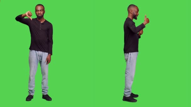 Genç Yetişkinlerin Stüdyoda Onay Vermemesi Tüm Yeşil Ekranı Onaylamaması Erkek — Stok video