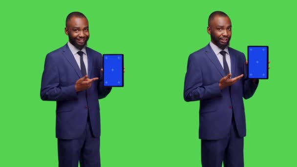 Afroamerikaner Mit Tablet Mit Blauem Bildschirm Zeigt Isolierte Kopierraum Anzeige — Stockvideo