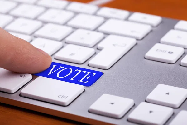 Jari Menekan Tombol Biru Pada Keyboard Pemilihan Online — Stok Foto