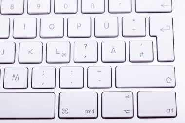 Beyaz alüminyum klavye yakın plan. Teknoloji ve iletişim