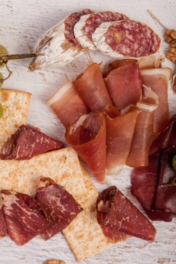 Jambon, fındık, kraker ve stüdyo fotoğraf Beyaz ahşap antika arka plan üzerinde üzüm