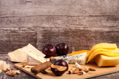 Peynir, fındık ve meyve studio fotoğraf ahşap arka plan üzerinde