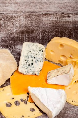 Sağlıklı gıda. Beyaz ahşap zemin üzerinde peynir Differet türü.