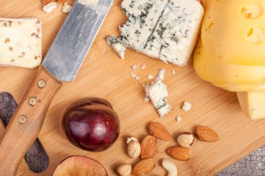 Sağlıklı gıda. Beyaz arka plan üzerinde peynir Differet türü. Gurme Şarküteri
