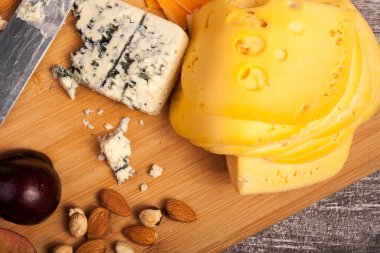 Peynir, fındık ve meyve studio fotoğraf ahşap arka plan üzerinde