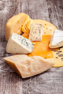 Sağlıklı gıda. Ahşap arka plan üzerinde üstten görünüm peynir differet türü. Gurme