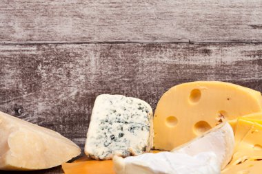 Ahşap arka planda farklı bir peynir türü. Gurme yemek aperatifi
