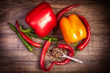 Ahşap güverte üzerinde baharatlı biber ile taze sebze. Baharatlı sağlıklı yaşam tarzı. Üstten Görünüm