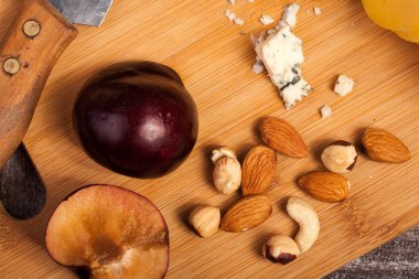 Fındık, peynir ve meyve studio fotoğraf ahşap arka plan üzerinde