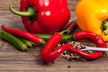 Ahşap arka plan üzerinde renkli biber. Sağlıklı gıda