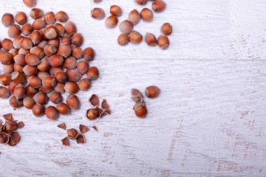 Tahta arka planda fındıklar. Üst görünümde
