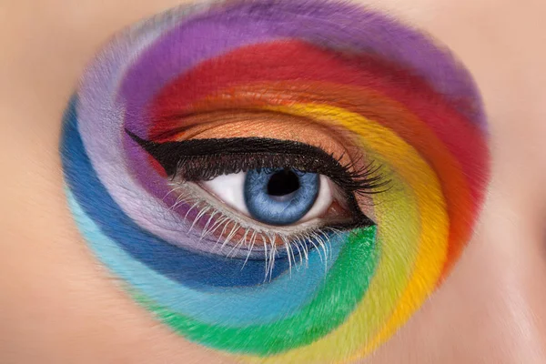 Koncepcja Moda Tworzą Spinning Rainbow Bliska Oczu Makijażu Artystycznego Tęczy — Zdjęcie stockowe