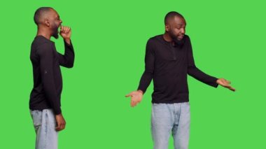 Yetişkinlerin stüdyoda tartışması ve kavga etmesi, erkek modelin kendini mutsuz hissetmesi ve kamera karşısında esnemesi. Genç adam yorgun ve uykulu, yeşil ekranda uyuyakalıyor..