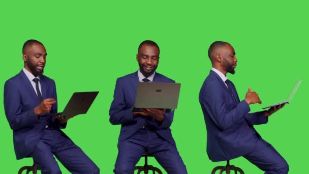 Afrikanische Amerikanische Erwachsene Mit Sitzen Auf Stuhl Und Arbeiten Mit — Stockvideo