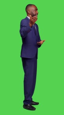 Dikey video: Ofis elbisesi içindeki iş adamlarının profili kameraya yan bakıyor, tüm gövde üzerinde kurumsal sunum yaratıyor. Genç erkek çalışanın reklamı var.