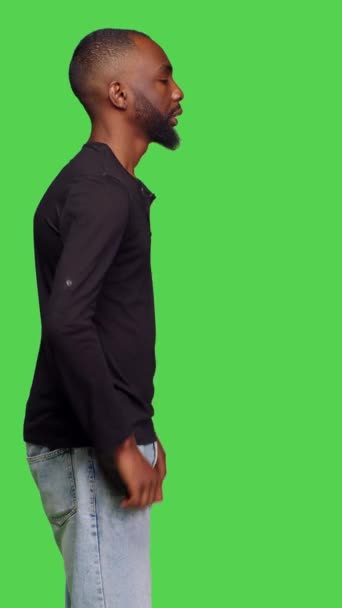 Vertikal Video Profil Manliga Modell Känsla Lyhörd Tänka Information Isolerade — Stockvideo