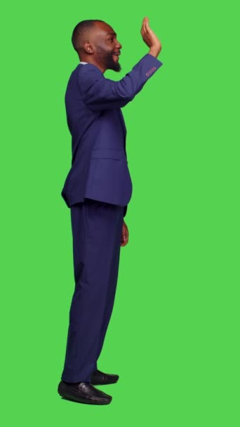 Vertikal Video Profil Affärsman Kostym Hälsning Människor Och Vinka Säger — Stockvideo