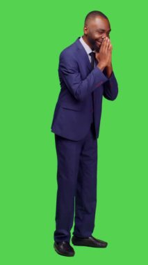 Dikey video: Afro-amerikan bir adamın dua eden elleri gösterip kamera önünde af dilemesi, ruhani bir jest. Erkek girişimci iyi şans ve iyimser olmak için Tanrı 'ya dua ediyor.