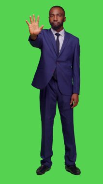 Dikey video: Negatif işadamının dur levhasını kaldırırken, onaylamadığını ve reddedildiğini gösteren bir ön görüş. Resmi takım elbiseli hoşnutsuz bir ofis çalışanı reddediyor ve hayır diyor.