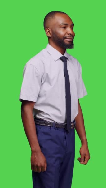 Вертикальное Видео Вид Сбоку Африканского Мужчины Стоящего Над Зеленым Экраном — стоковое видео
