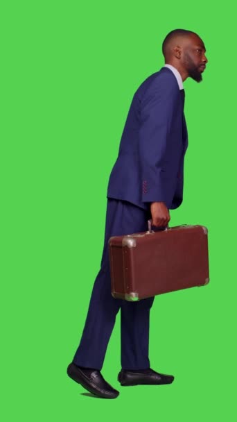 Vertikales Video Profil Eines Jungen Managers Mit Koffer Arbeitsplatz Des — Stockvideo