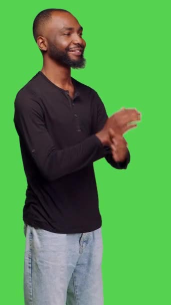 Verticale Video Zijaanzicht Van Een Afrikaans Amerikaanse Man Die Zelfverzekerd — Stockvideo