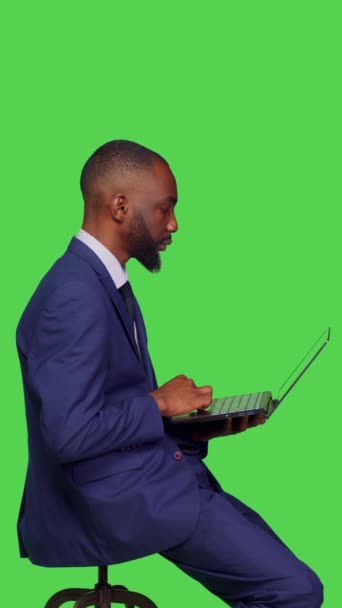 Vertikální Video Profil Moderního Podnikatele Pomocí Notebooku Sedícího Židli Pracující — Stock video