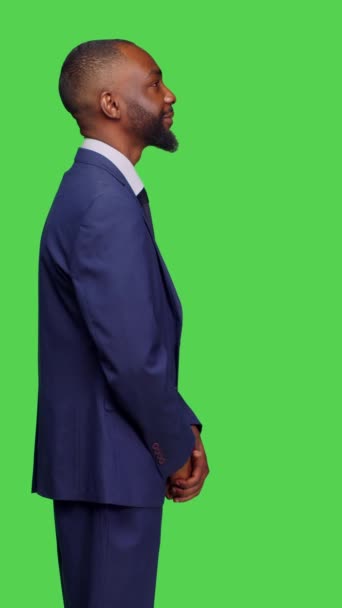 Vertikales Video Profil Eines Männlichen Unternehmensleiters Formellen Anzug Mit Greenscreen — Stockvideo