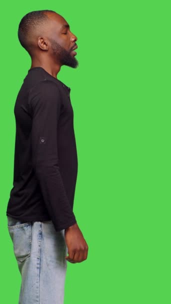 Video Verticale Profilo Dell Uomo Afro Americano Che Comporta Modo — Video Stock