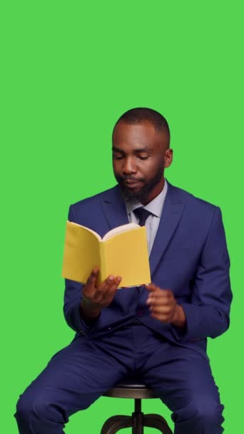 Вертикальное Видео Вид Спереди Африканского Человека Читающего Страницы Книги Рассказов — стоковое видео