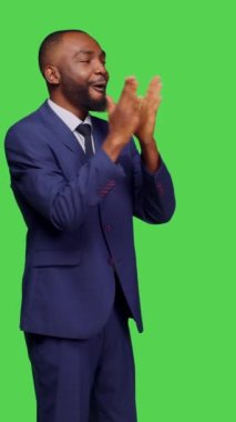 Dikey video: Olumlu iyimser yetişkinlerin el çırpışları ve alkışlamaları, yeşil ekranda poz vermeleri. Genç işadamı destek veriyor ve tebrik ediyor, ayakta alkışlıyor