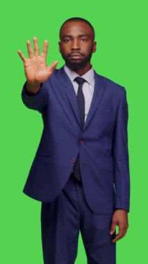 Dikey video: Afro-amerikan yetişkin avuçlarını kaldıran ve 