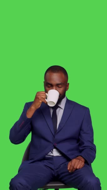 Vídeo Vertical Vista Frontal Empleado Masculino Tomando Una Taza Café — Vídeos de Stock
