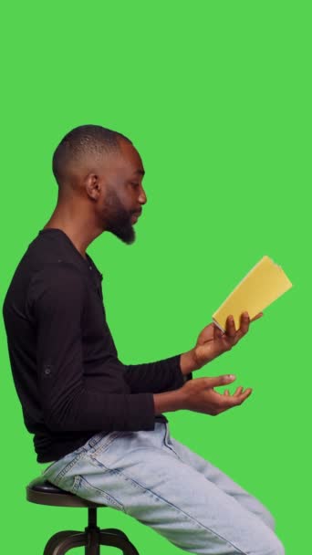 Pionowe Wideo Profil Amerykańskiego Afrykanina Urzeczony Powieścią Czytającego Książkę Literacką — Wideo stockowe