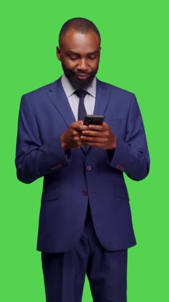 Vídeo Vertical Vista Frontal Homem Afro Americano Mensagens Texto Aplicativo — Vídeo de Stock