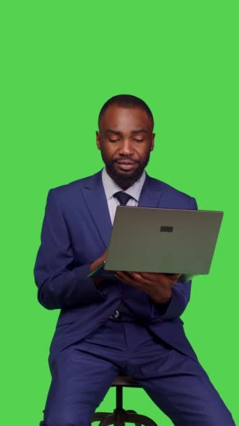 Вертикальне Відео Вид Спереду Афроамериканського Дорослого Комп Ютера Сидить Стільці — стокове відео