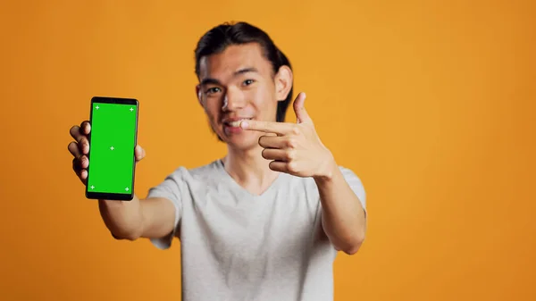 Pozytywny Człowiek Korzystający Wyświetlacza Greenscreen Telefonie Komórkowym Pokazujący Odizolowany Ekran — Zdjęcie stockowe