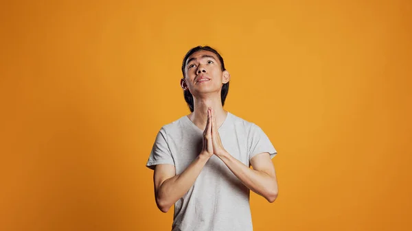 Gelukkige Aziatische Man Doet Gebed Handen Ondertekenen Positief Handelen Geestelijk — Stockfoto