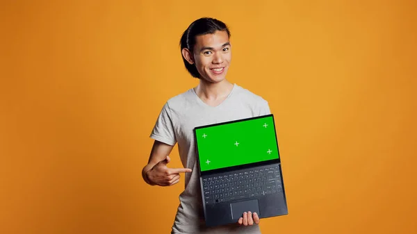 Cheerful Man Holding Laptop Greenscreen Camera Showing Isolated Display Template — Zdjęcie stockowe
