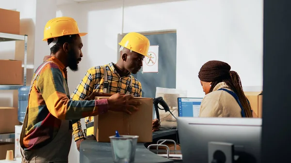 African American Workers Looking Boxes Products Planning Retail Store Order — Stock Photo, Image