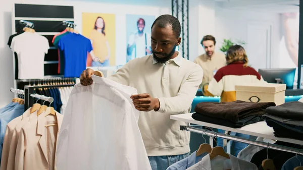 Modern Adam Elbise Mağazasında Resmi Kıyafet Alışverişi Yapıyor Yeni Modern — Stok fotoğraf