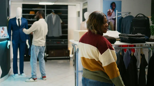 Genç Mağaza Müşterileri Butikte Moda Kıyafetleri Için Alışveriş Yapıyor Günlük — Stok fotoğraf