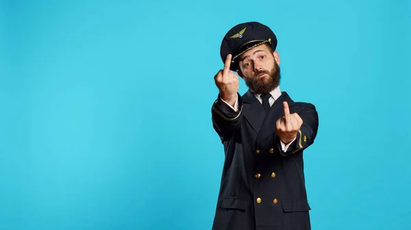 Biały Kapitan Linii Lotniczych Pokazuje Środkowe Palce Przed Kamerą Reklamując — Zdjęcie stockowe