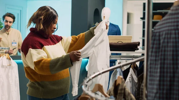 Retail Store Customer Examining Clothes Racks Looking Buy New Trendy — Stock Photo, Image