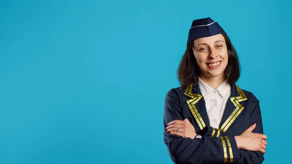 Zelfverzekerde Jonge Stewardess Poseert Vliegend Uniform Voelt Zich Gelukkig Werken — Stockfoto