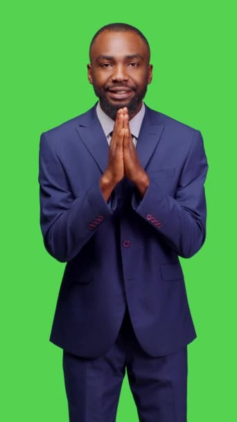 垂直视频 宗教男性模特儿在绿色屏幕背景上做祈祷手势 向上帝祈祷 祝福好运的正面视图 乐观主义的商人是精神上和信仰上的 — 图库视频影像