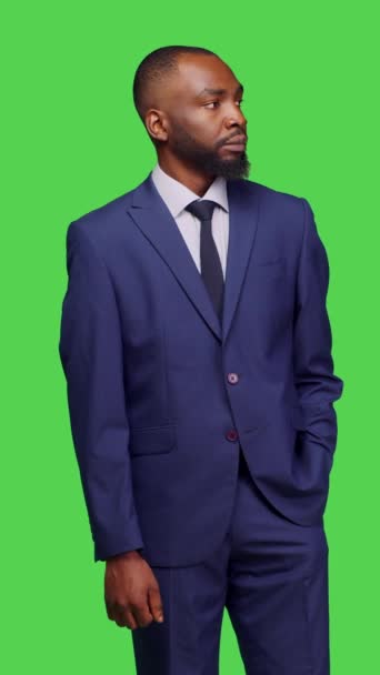 Κάθετη Βίντεο Front View Male Company Manager Formal Suit Greenscreen — Αρχείο Βίντεο